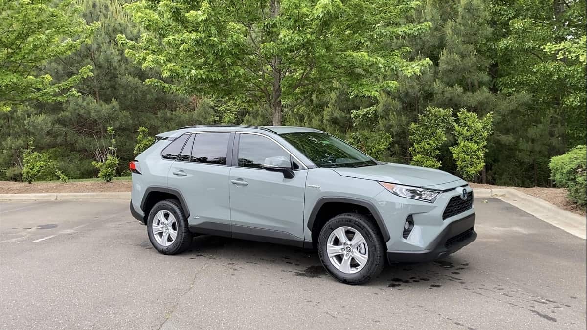 3 Things to Know About 2020 Toyota RAV4 XLE Hybrid Before Buying