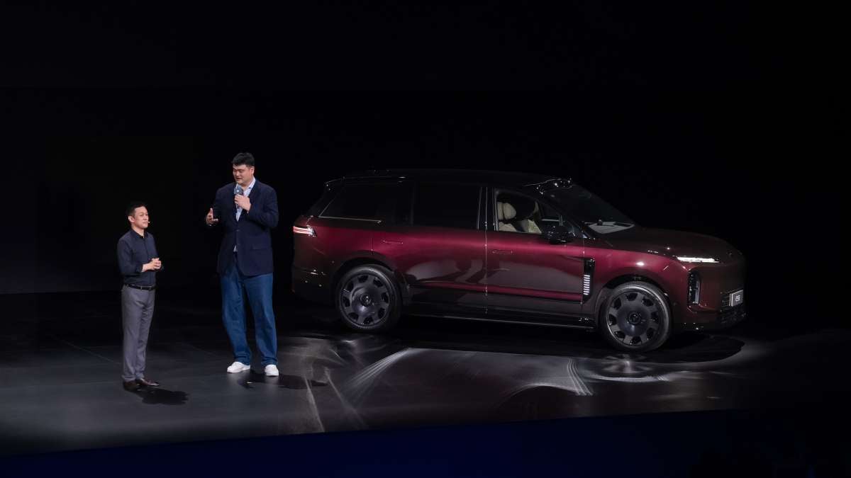 NIO CEO William Li and Yao Ming at the launch event for the ES9 flagship SUV.