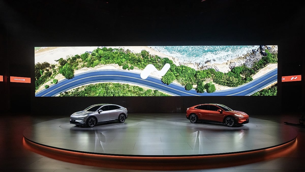 Two Onvo L60 vehicles displayed on stage.