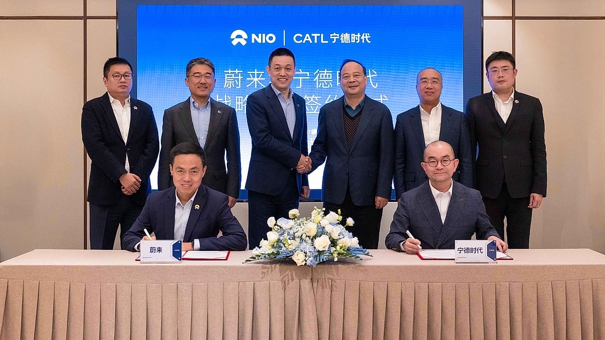 NIO and CATL executives finalize their strategic partnership at signing