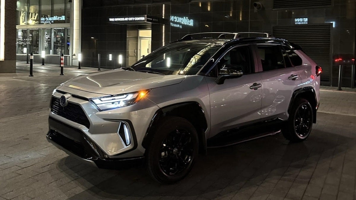 2023 Toyota RAV4 Hybrid XSE Silver Sky Metallic front end