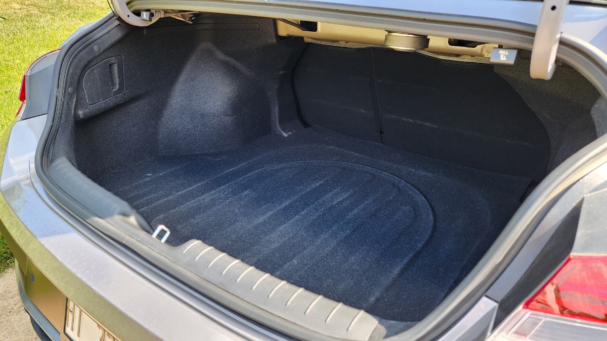 2024 Hyundai Elantra trunk