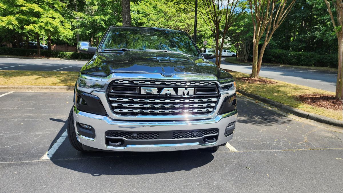 2025 Ram 1500 front design and imposing grille