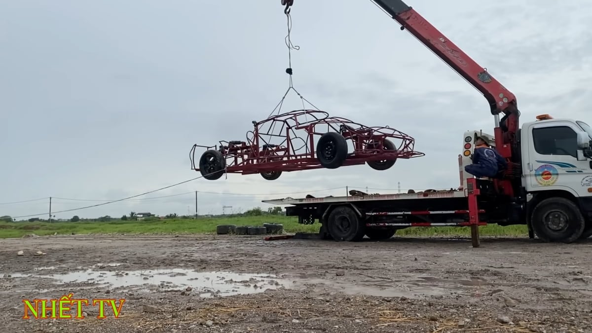 The Koenigsegg replica's custom steel tubular frame can easily withstand being dropepd from a crane