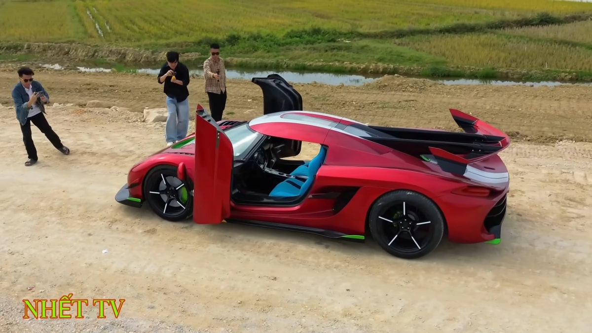 The Koenigsegg Jesko replica recreates the brand's signature Dihedral synchro-helix doors