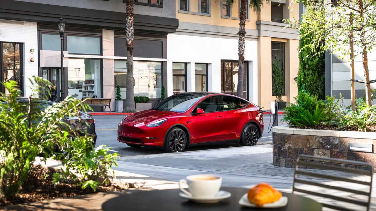 Tesla model Y, Red