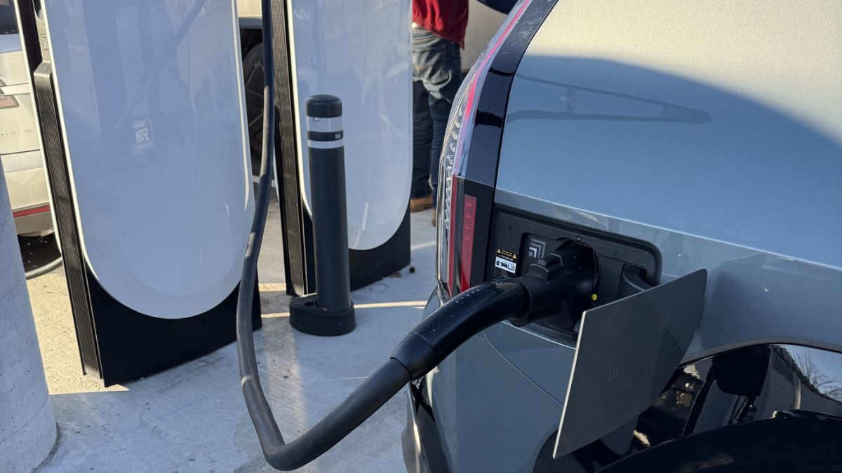 Peter's Kia EV9 apparently charing at a Tesla Supercharger