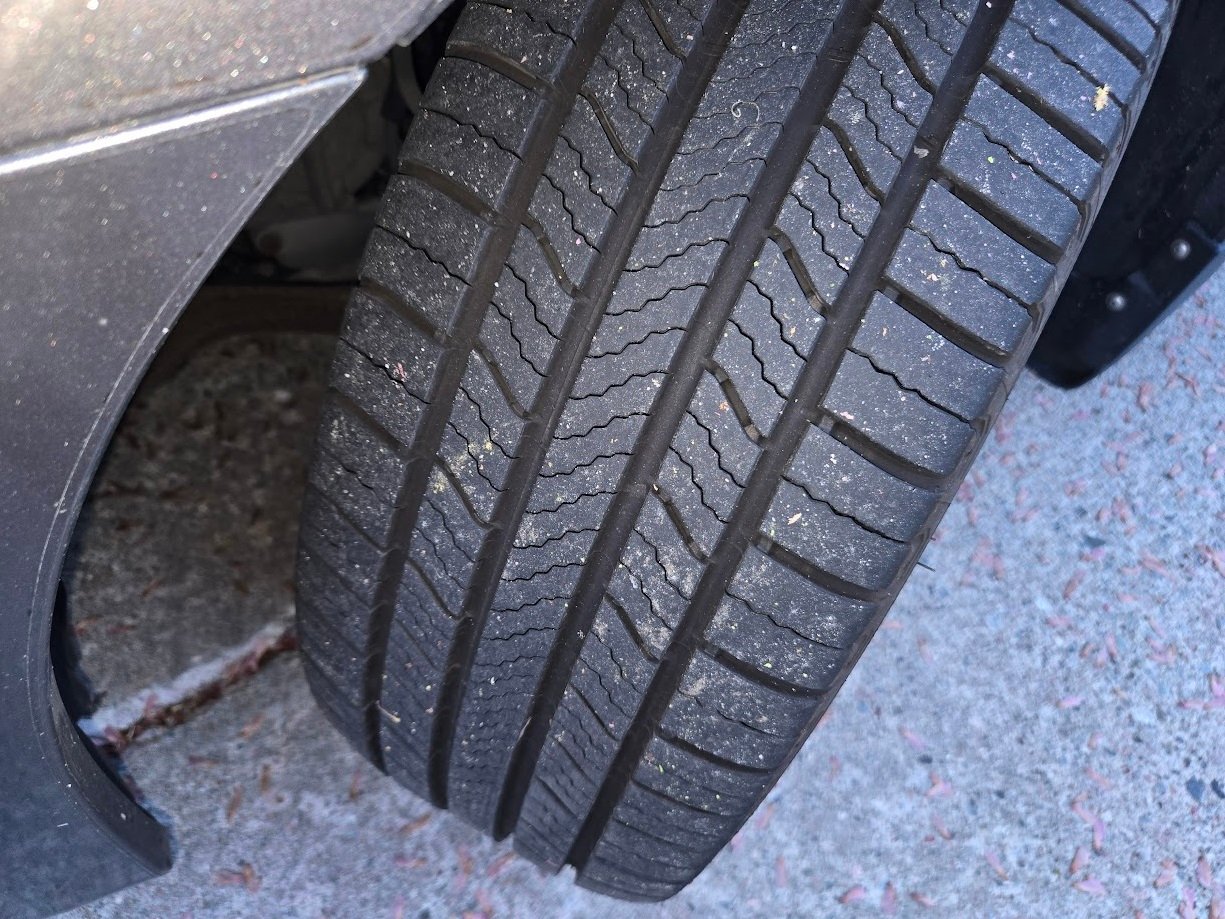 Image of Michelin Defender2 tire by John Goreham.