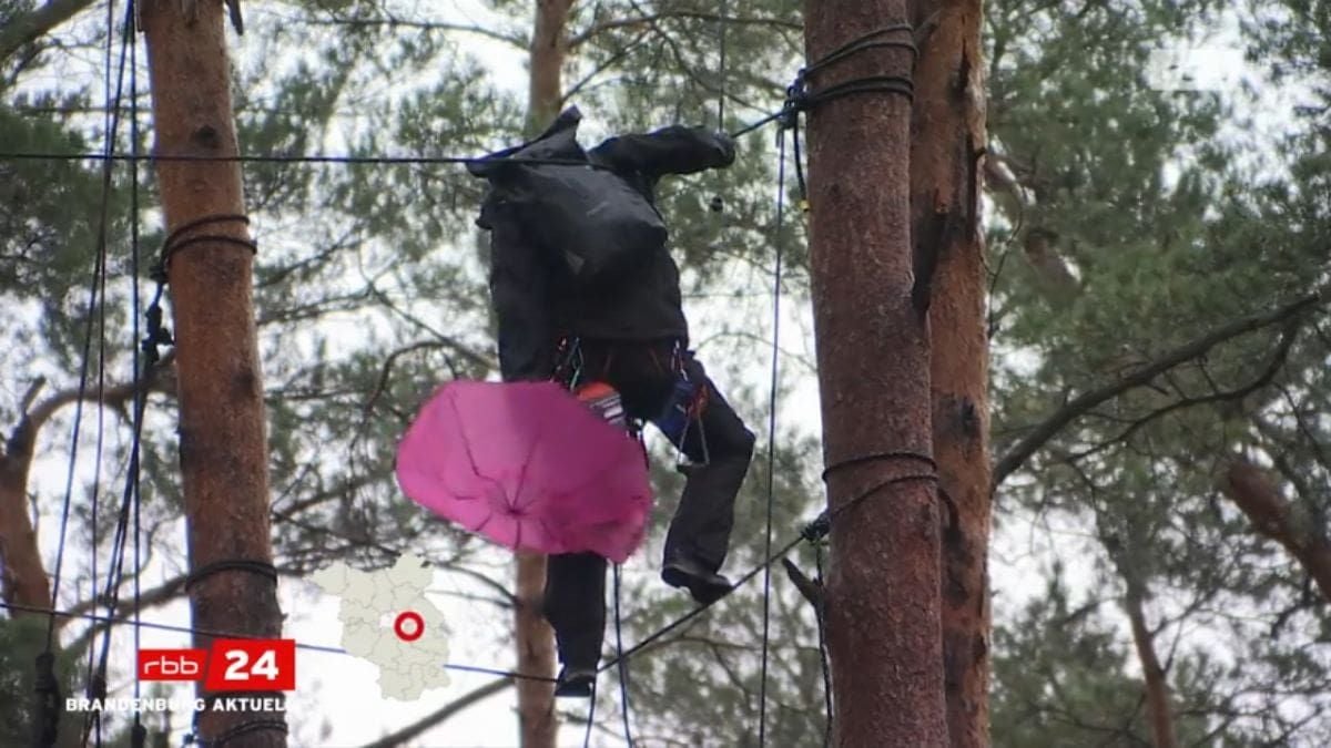 Police Finally Break Up Tesla Giga Berlin Protest Camp From The Trees