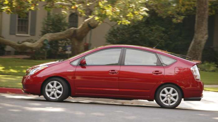 2008 Toyota Prius Red Driving