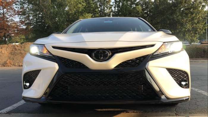 2020 Toyota Camry SE Nightshade Super White front end