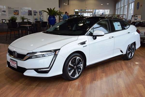 2017 Honda Clarity FCV Takes Hydrogen Fueled Car Mainstream [Video ...