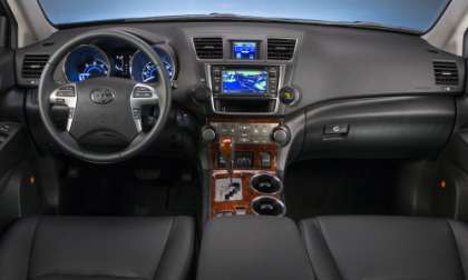 The 2013 Toyota Highlander Hybrid Limited dash