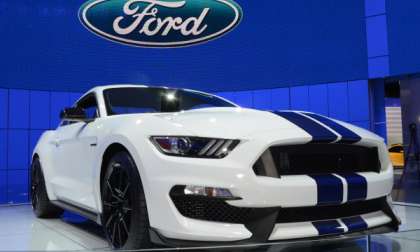 Ford Shelby GT350R Mustang in white