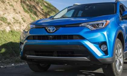 The 2016 Toyota RAV4 Hybrid AWD adds a green choice to CUV market